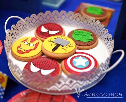 Candy Bar на дитячий день народження Кенди бар и торт на заказ на День рождения ребенка Киев в стиле Супергерои
